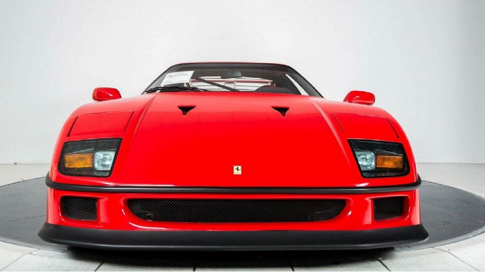 Πρόκειται για μία αψεγάδιαστη F40 σε χρώμα Rosso Corsa με το οδόμετρό της να γράφει μόλις 3.218 χιλιόμετρα